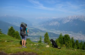 Mit Kleinkind auf dem Zirbenweg