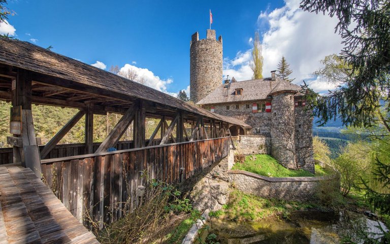 Mystik unterwegs: Wald – Wasserfall – Burg
