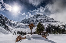Winterwandern am Fuße des Gletschers