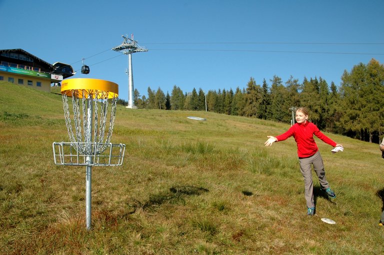 Den Discgolf-Parcours am Rangger Köpfl bewältigen
