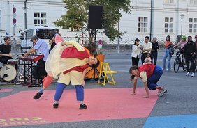 Platz da! Collab am Hof bespielt die Stadt