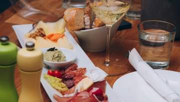 Riese wine bar bistro