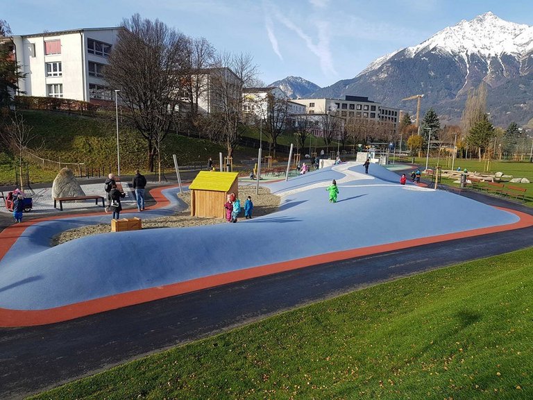 Viel Raum für Vergnügen: Hügel-Spielplatz