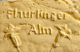 Grauer Käse und goldene Butter