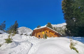 Hüttenzauber: Unvergessliche Winternächte im Schnee