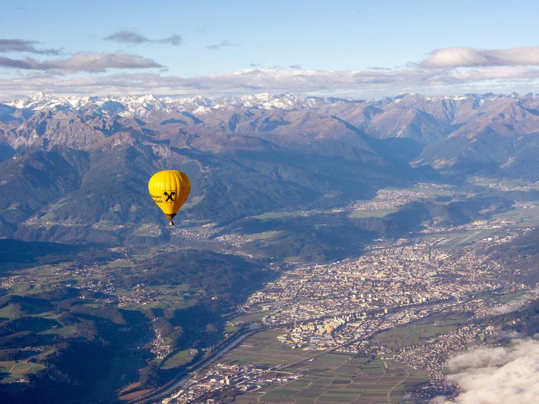 Un incroyable vol en montgolfière : loin au-dessus de la ville