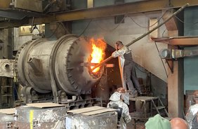 A 1.100 gradi Celsius – la fusione nella fonderia di campane Grassmayr