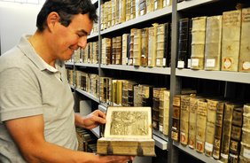 Stöbern in der Bibliothek des Kapuzinerklosters
